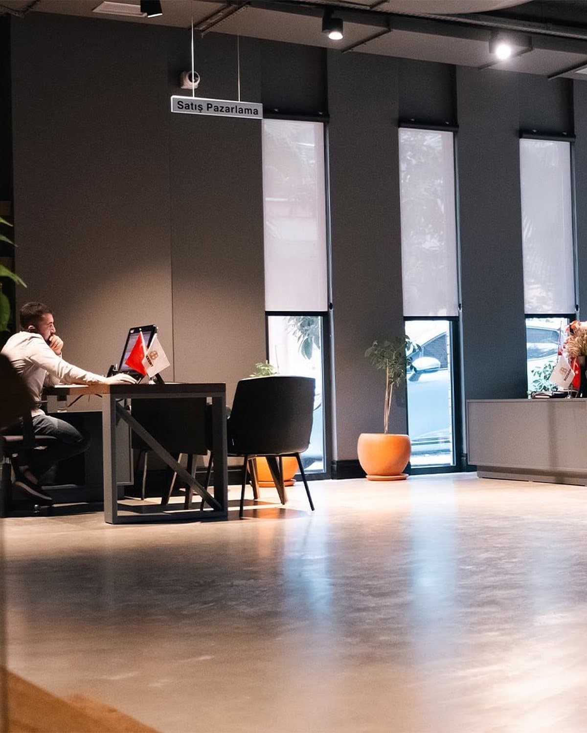 Bozkent showroom'unda satış ve danışmanlık masaları